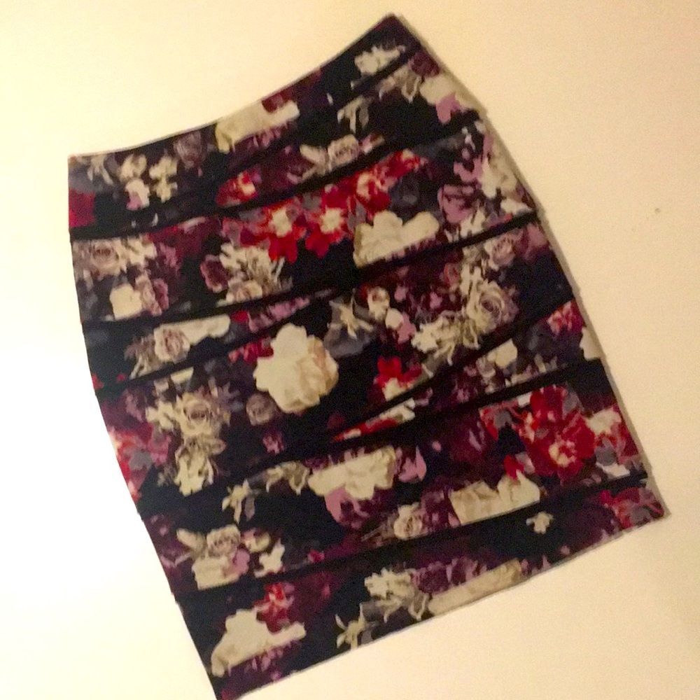 WHITE HOUSE BLACK MARKET SKIRT